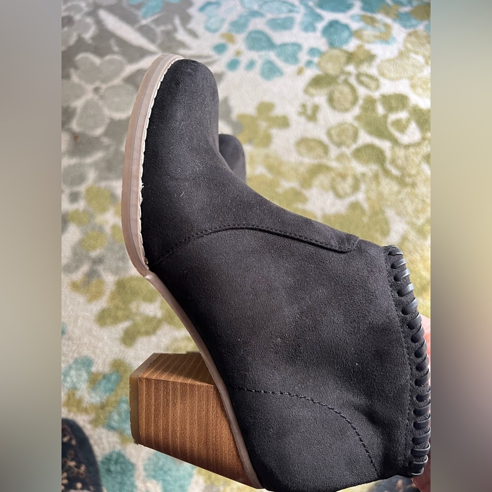 DV8 Judey Faux Suede Whipstitch Side Zip Heeled Ankle Bootie Size 6.5 - Picture 9 of 10